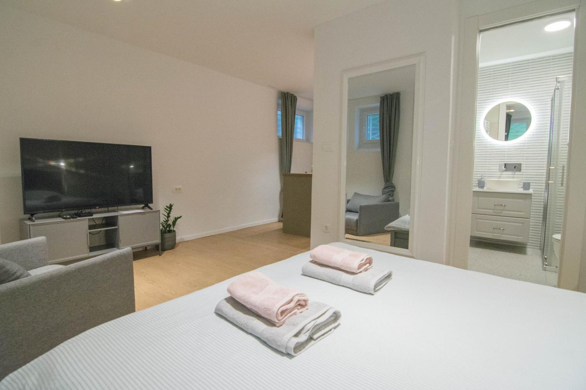 Romiru Rooms And Studio Apartment Split Eksteriør bilde